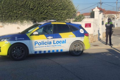 Un agent de la Policia Local de Mont-roig del Camp a la zona on s'han produït recentment robatoris.