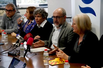 L'alcalde de Cambrils, Alfredo Clúa, acompanyat dels regidors del PSC, ERC i Comuns.