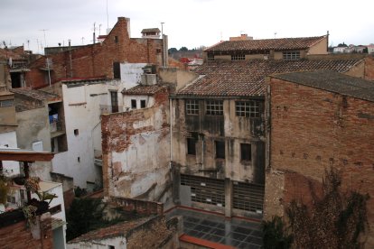 Façana exterior de l'edifici que volen rehabilitar per fer nous habitatges cooperatius a Valls, situat al carrer dels Metges.