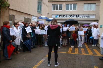 Treballadors del Pius Hospital de Valls concentrats per exigir millores i més recursos.