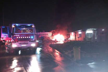 Els Bombers treballant en l'incendi de la Selva.