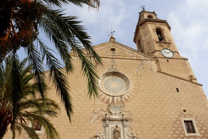 Imatge de la façana de l'església de Constantí amb les esquerdes.