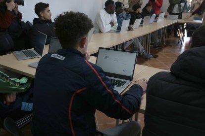 Un alumne atén una classe del programa 'Codicrack' a Altafulla.