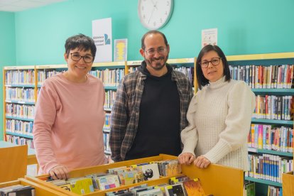 Els bibliotecaris Montse Llauradó Marimon, Samuel Gaspar Colombo i Mari Sánchez Cabello