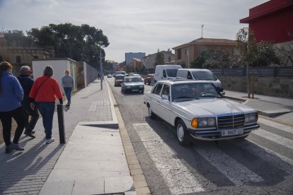 Diversos cotxes clàssics a l'esplanada del Castell de Vila-seca.