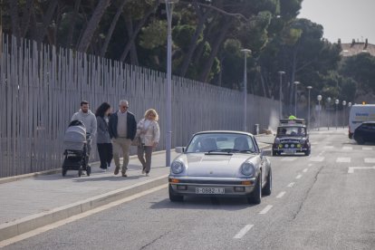 Diversos cotxes clàssics a l'esplanada del Castell de Vila-seca.