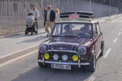 Diversos cotxes clàssics a l'esplanada del Castell de Vila-seca.