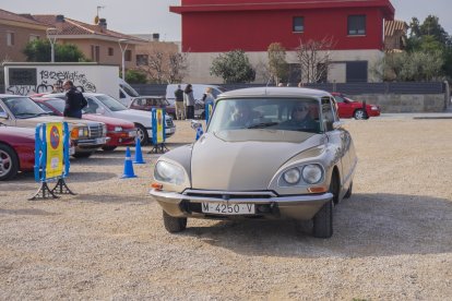 Diversos cotxes clàssics a l'esplanada del Castell de Vila-seca.