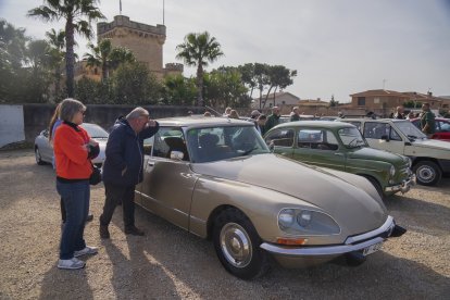 Diversos cotxes clàssics a l'esplanada del Castell de Vila-seca.