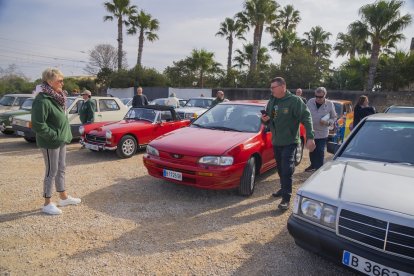 Diversos cotxes clàssics a l'esplanada del Castell de Vila-seca.