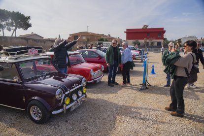 Diversos cotxes clàssics a l'esplanada del Castell de Vila-seca.