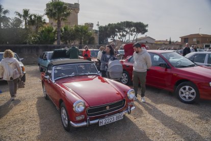 Diversos cotxes clàssics a l'esplanada del Castell de Vila-seca.