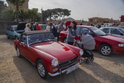 Diversos cotxes clàssics a l'esplanada del Castell de Vila-seca.