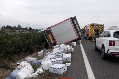 El camió bolcat a l'AP-7 a Mont-roig del Camp anava carregat de rotllos de paper.