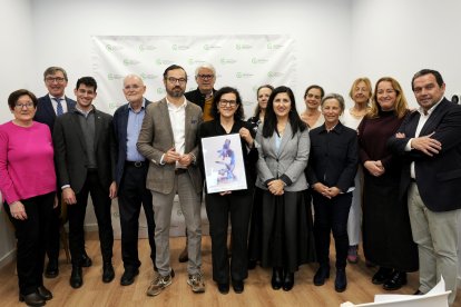 Moment de l'entrega de l'ajuda a la Dra. Matilde Rodríguez Chacón, responsable del grup DIBIOMEC a l’IISPV per part de l'AECC.