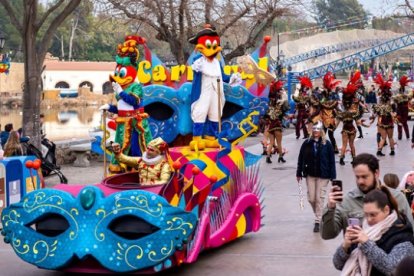 Imatge d’una carrossa de la PortAventura Parade, a la zona de la Mediterrània.