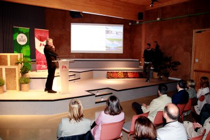 El cofundador d’Ametller Origen i el director d’Innovació i Sostenibilitat de l'empresa, Jordi Ametller i Joan Simó, presentat el projecte a Mont-roig.