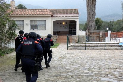 Agents dels Mossos iniciant l'escorcoll d'un habitatge d'Alcanar Platja on s'ha detectat un cultiu interior de marihuana.