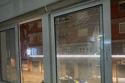 Imatge de l'hostal amb els vidres trencats al carrer Orosi de Tarragona.