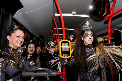 Imatge de diversos participants de les comparses del Carnaval en un bus de l'EMT l'any passat.