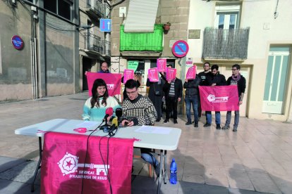 Els membres del sindicat, davant del bloc afectat; una pancarta que penja d’un balcó; i detall de la mena de massilla col·locada a un pany.