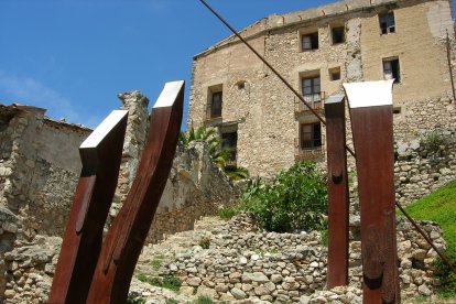 Imagen del Monumento a las Brigadas Internacional en el pueblo viejo de Corbera.