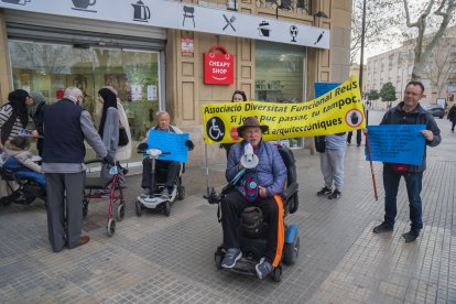 Imatge de la protesta davant la parada d'autobusos de la plaça del Nen de les Oques.