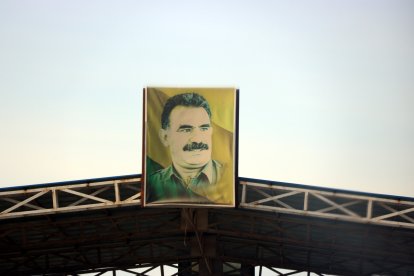 Imatge d'Abdullah Öcalan, líder del Partit dels Treballadors Kurds (PKK), en un punt de control a Rojava.