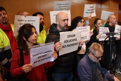 Treballadors de l'Ajuntament de Cambrils protesten durant el ple del consistori