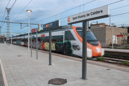 Imatge d'arxiu d'un tren de la línia R4 a l'estació de Sant Vicenç de Calders