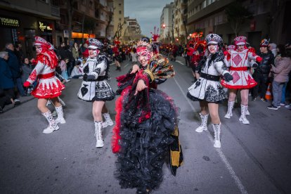 Les comparses van il·luminar els carrers de la ciutat amb les seves carrosses i van fer vibrar els tarragonins amb els seus balls