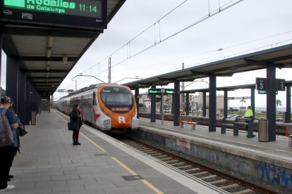 Un tren de l'R2 marxa de l'estació de Cunit en direcció a Barcelona, aquest dilluns al matí.