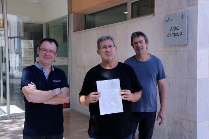 Los portavoces de Mai Més Peatges, Josep Maria Batet, Llorenç Navarro y Enric Lange, en la puerta de los juzgados de Amposta.