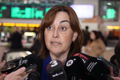 La portaveu del Govern i consellera de Territori, Sílvia Paneque, durant una atenció als mitjans a l'Estació de Sants.
Autor: Mariona Puig