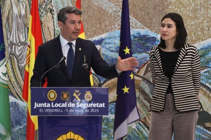L'alcalde del Vendrell, Kenneth Martínez, acompanyat de la consellera d'Interior, Núria Parlon, després de la Junta de Seguretat Local.