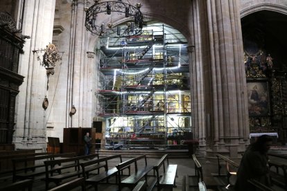 Bastides i llums cobreixen el retaule de Sant Josep a la Catedral de Tortosa que s'està restaurant