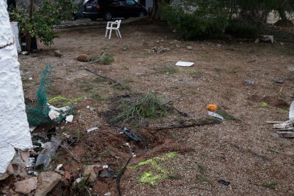 Marques a l'interior d'una finca després de l'accident que ha tingut lloc aquest divendres a la nit a la T-350