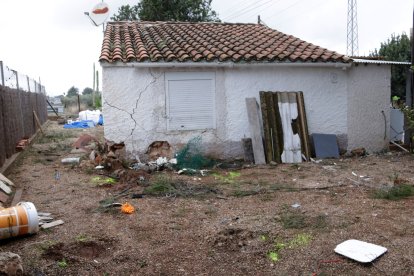 El vehicle implicat en l'accident de la T-350 a Santa Bàrbara aquest divendres a la nit ha topat contra el mur d'una casa al punt quilomètric 1,1