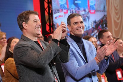 El president espanyol, Pedro Sánchez, amb el líder dels socialistes gallecs, José Ramon Gómez Besteiro