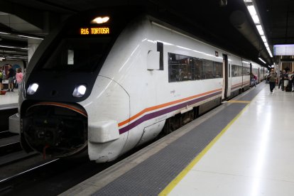 Un tren de l'R16 cap a Tortosa a punt de sortir de l'estació de Sants.