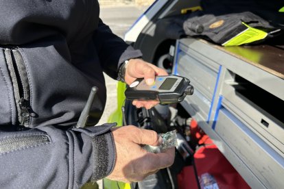 Un agent de la policia de Torredembarra amb un alcoholímetre.