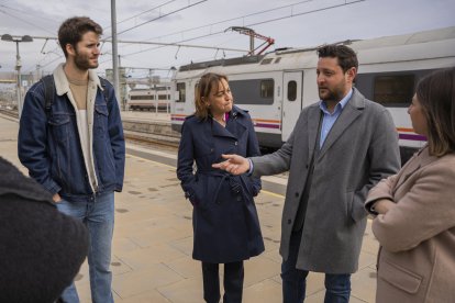 Rubén Viñuales amb Silvia Paneque durant la represa del servei feroviari.