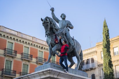 El capitán Joan Salvat subió a la estatua para colocar una bufanda.