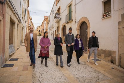 Noemí Llauradó visitant els carrers amb diverses autoritats municipals.