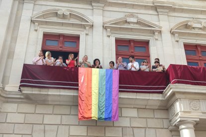 La bandera multicolor, símbol del moviment LGTBI+, es va penjar l’any passat al balcó de l’Ajuntament amb motiu del Dia de l’Orgull LGTBI.
