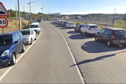 Imatge dels cotxes aparcats al voral de la carretera d'arribada a l'Estació del Camp de Tarragona.