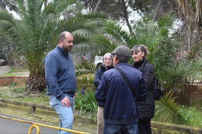 El portaveu adjunt d'ERC, Xavi Puig, parlant amb veïns a Sant Salvador.