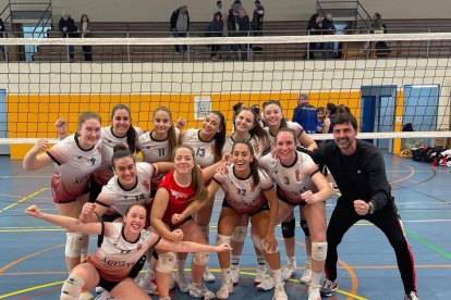 L’equip femení del CV Sant Pere i Sant Pau celebrant una victòria.