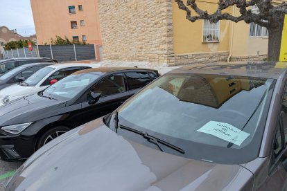 Imatge d'un dels vehicles del rodatge estacionats a l'entorn de l'Antiga Presó de Tarragona.
