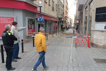 Imagen del material que se ha precipitado en la vía pública desde la fachada de un hotel en la calle Reding de Tarragona.